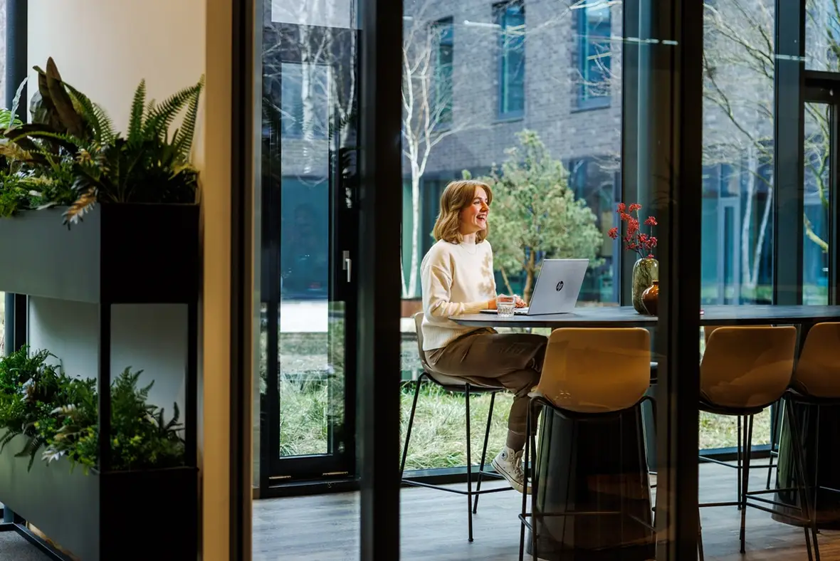 Drie collega's hebben een werkbespreking.