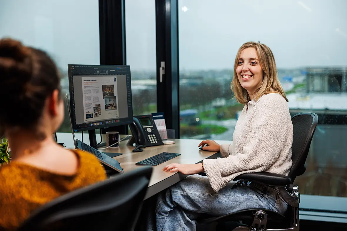 Drie collega's hebben een werkbespreking.